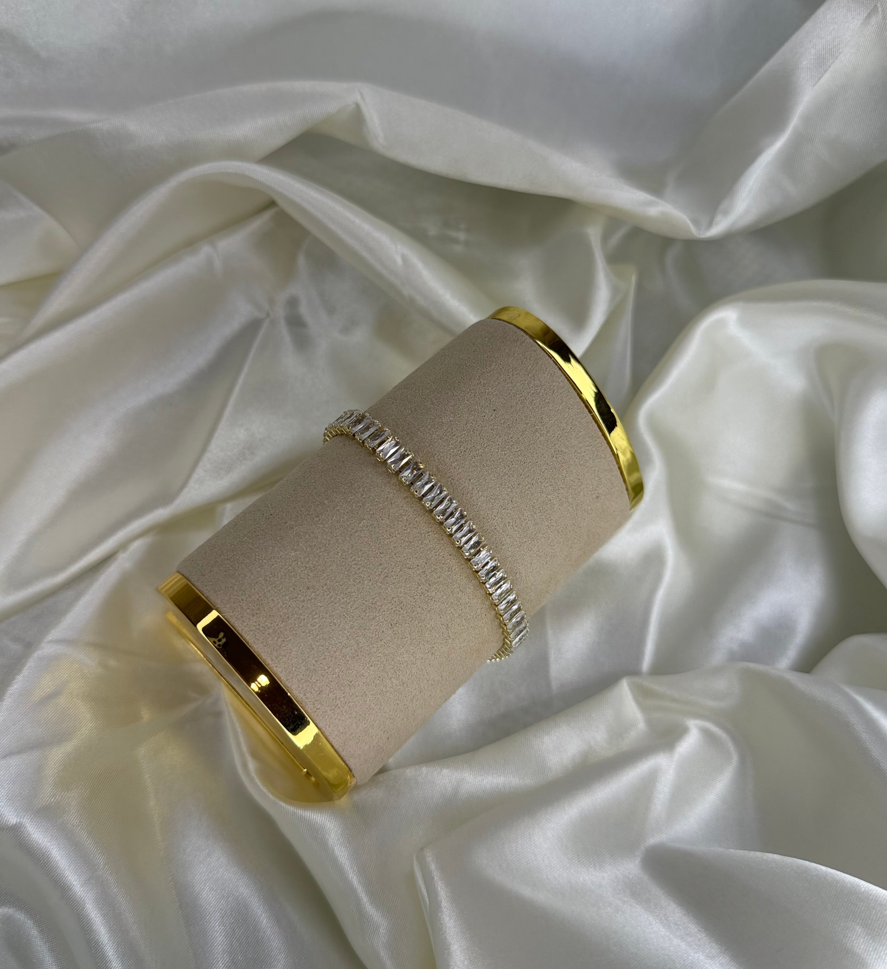 GLOSSY WHITE BRACELET