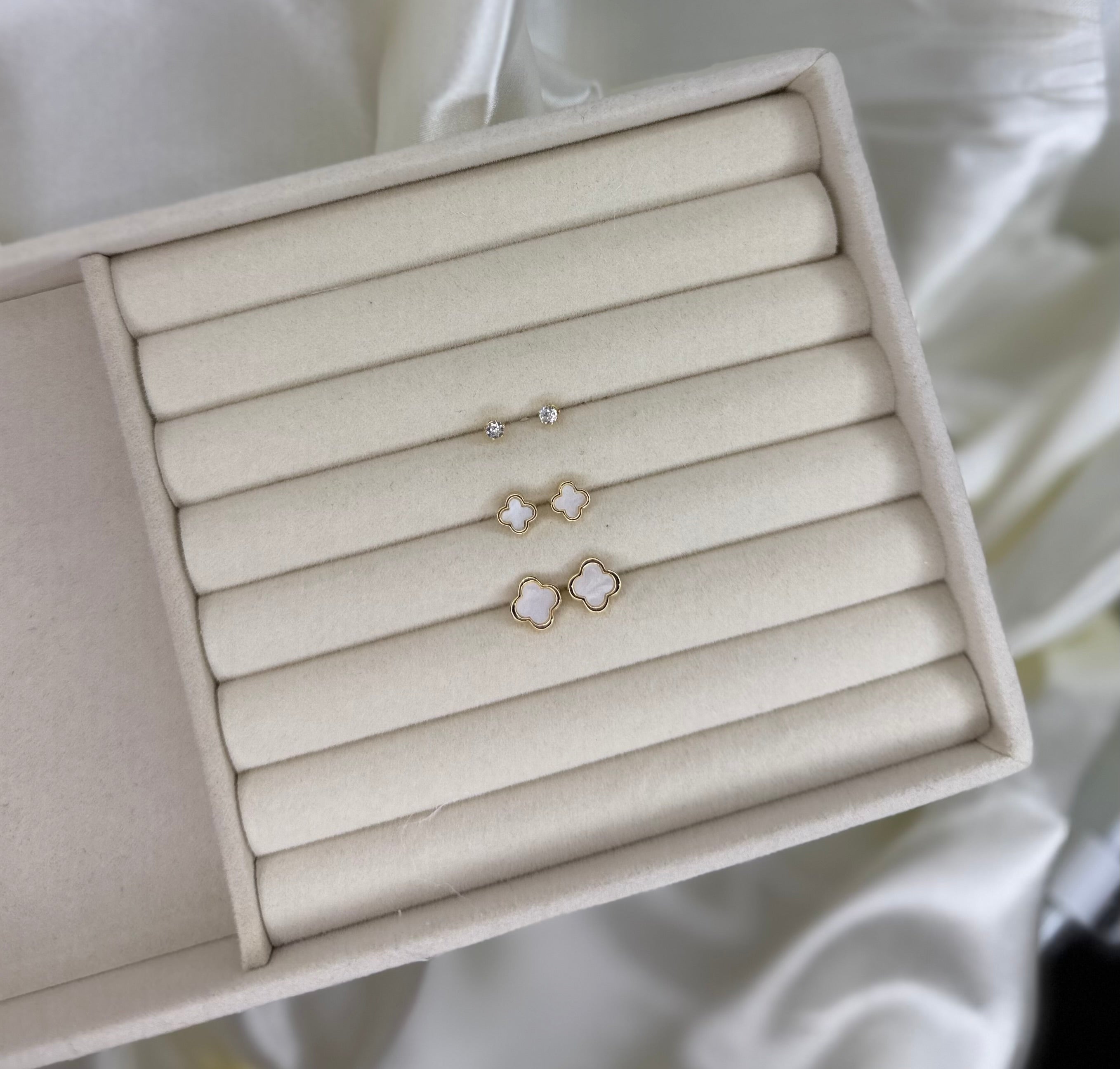WHITE CLOVER EARRINGS SET X3