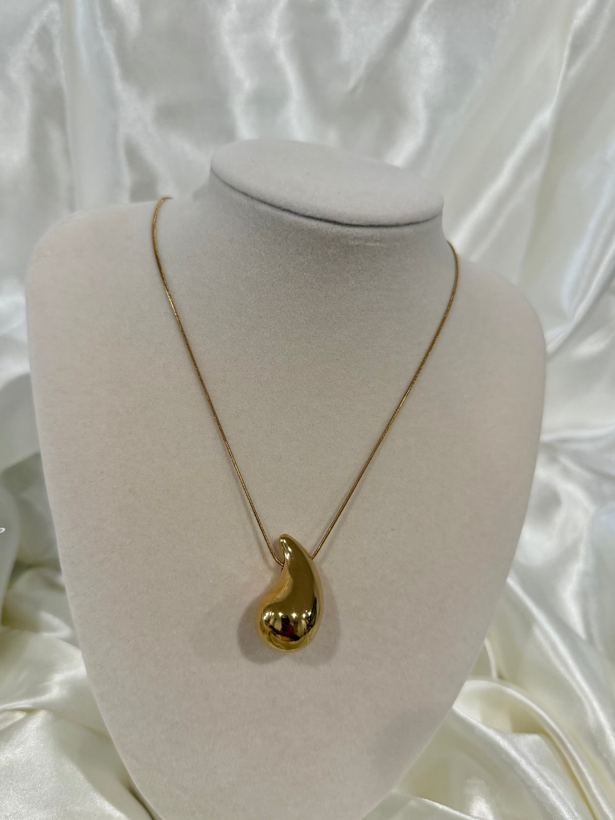 TEARDROP NECKLACE