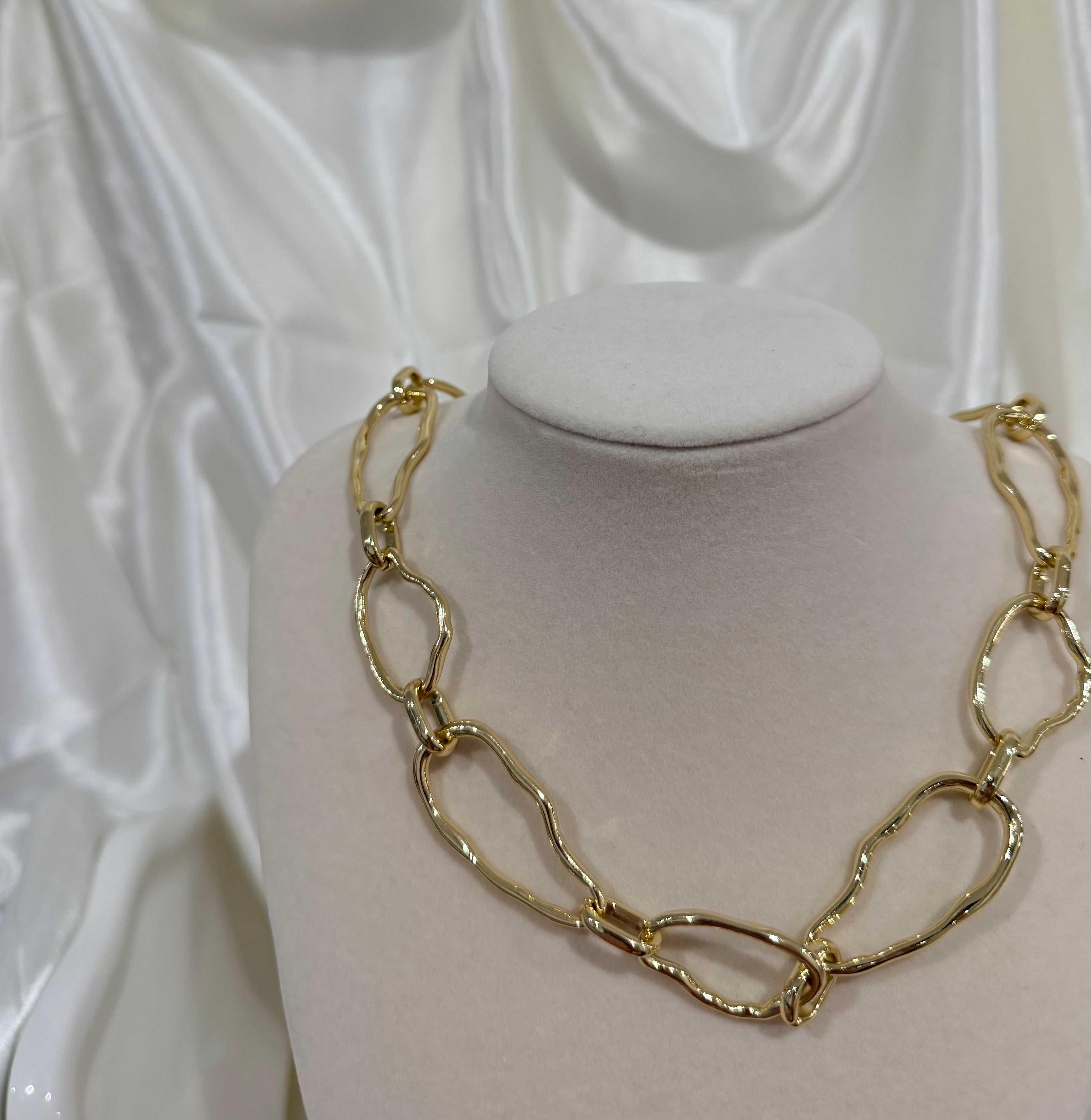 VIOLET NECKLACE