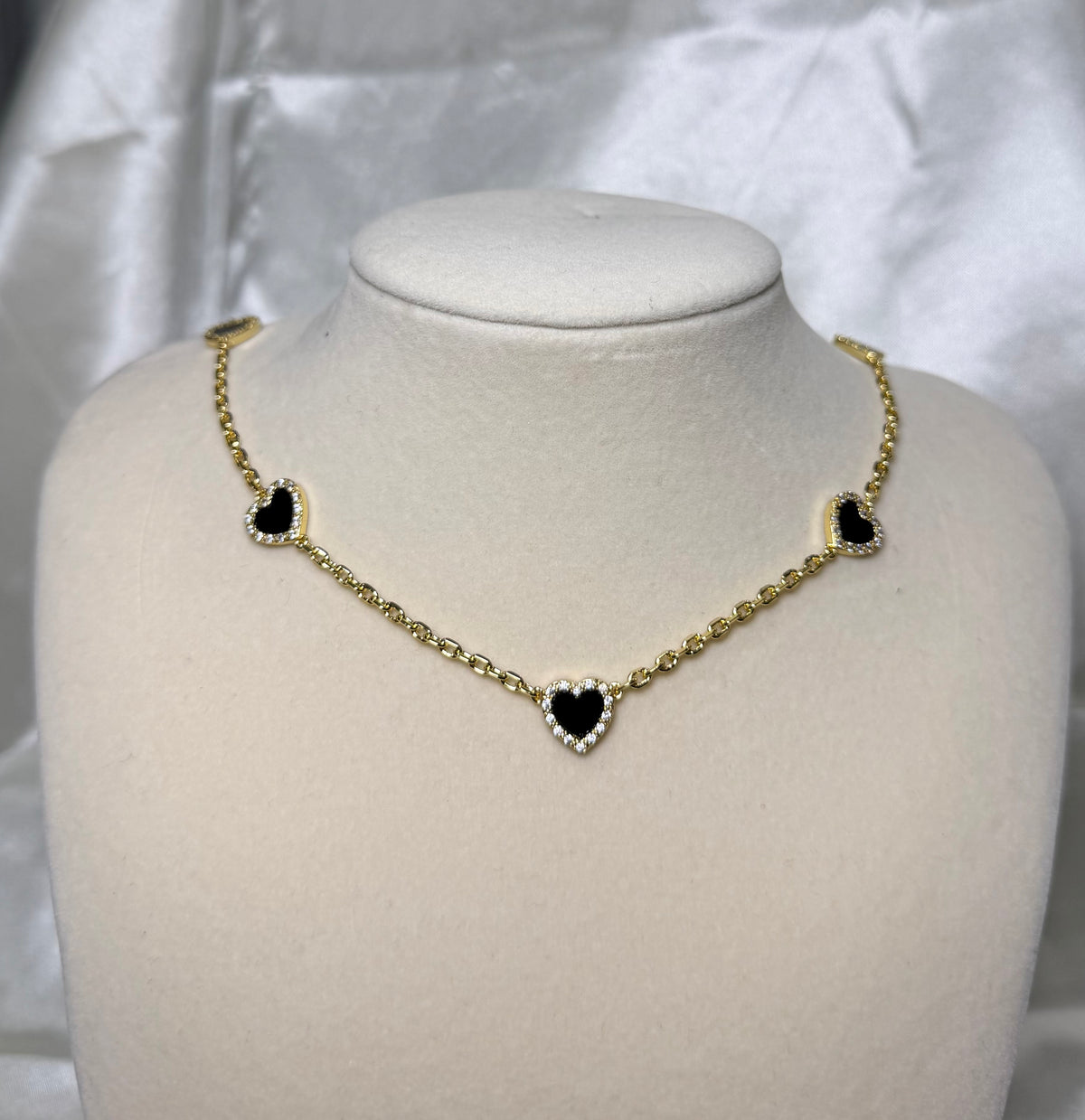 BLACK HEART NECKLACE